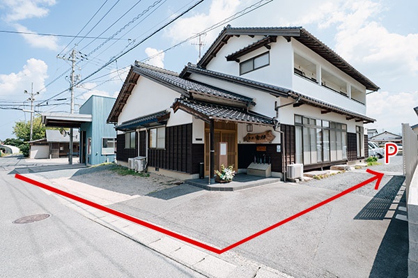 葬祭館秀伊　駐車場入り口